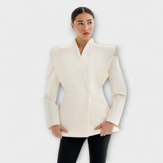 Valeria – Skulpturaler Schulterblazer